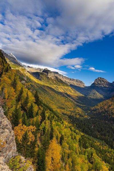 Haney, Chuck 아티스트의 Looking down the McDonald Valley in autumn-Glacier National Park-Montana-USA작품입니다.